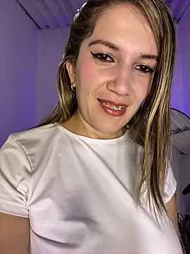 Snapshot of gwen_ashly chatting on July 2026 06:06:02 AM gwen ashly online show from July 2026 06:06:02 AM