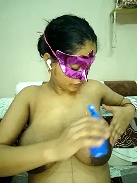 Snapshot of bigtitsqueen chatting on October 2025 05:00:02 AM bigtitsqueen online show from October 2025 05:00:02 AM