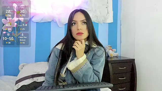 Snapshot of britny_clouds chatting on January 2025 01:49:01 PM britny clouds online show from January 2025 01:49:01 PM