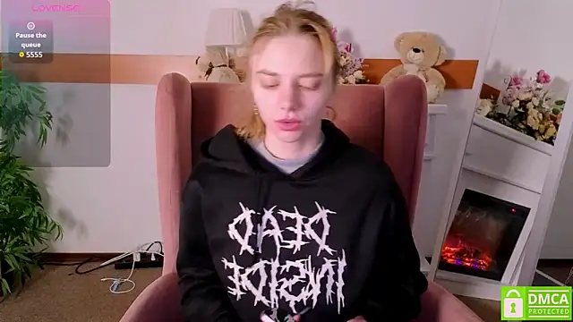 Snapshot of MirraBellanta chatting on December 2025 10:48:02 PM MirraBellanta online show from December 2025 10:48:02 PM