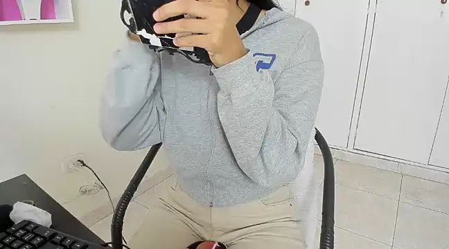 Snapshot of ASIAM_BRUNET chatting on February 2025 12:56:01 PM ASIAM BRUNET online show from February 2025 12:56:01 PM