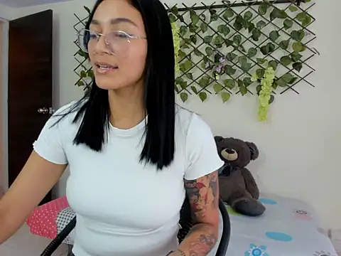 Snapshot of ASIAM_BRUNET chatting on September 2025 06:13:02 PM ASIAM BRUNET online show from September 2025 06:13:02 PM