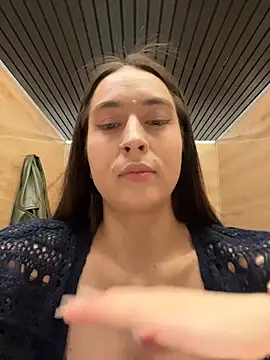 Holly Play online show from March 2026 12:05:01 PM