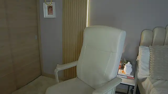 Snapshot of Alessia-miller_ chatting on March 2025 12:23:02 AM Alessia-miller online show from March 2025 12:23:02 AM