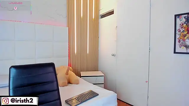 Iris Thompson  online show from November 2025 03:50:02 AM