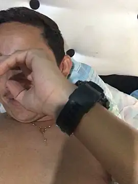 isacalejandroo online show from February 2025 01:00:02 PM