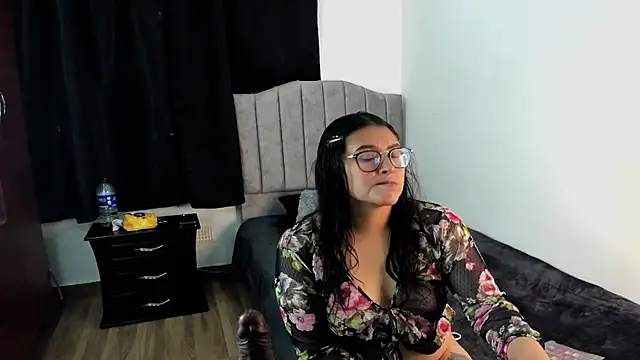 lorymoon online show from January 2025 06:44:01 PM