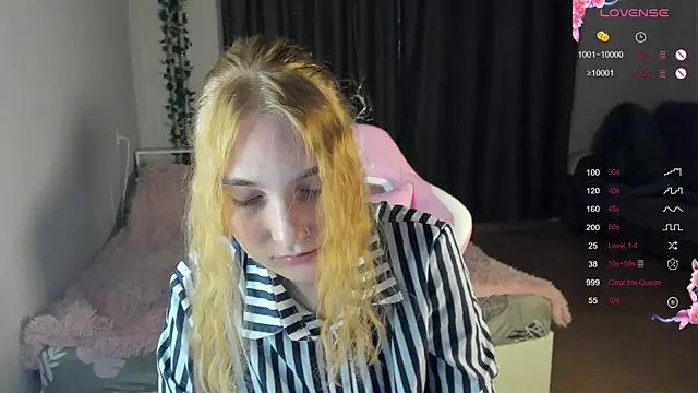 Snapshot of ReddHotPipper chatting on December 2024 01:15:02 AM ReddHotPipper online show from December 2024 01:15:02 AM