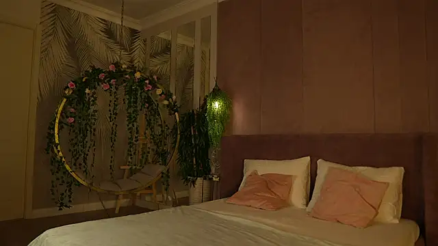 Smiley Mia online show from November 2025 05:08:02 AM