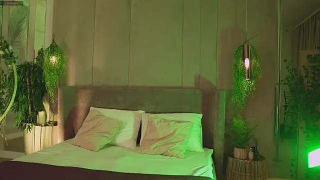 Smiley Mia online show from November 2025 05:06:02 AM