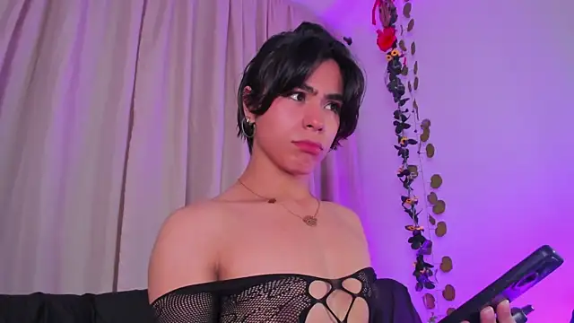 Snapshot of Little_michell chatting on December 2025 02:40:02 AM Little michell online show from December 2025 02:40:02 AM