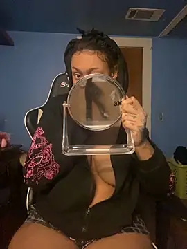 Snapshot of y0urlilgf chatting on December 2024 01:03:01 AM y0urlilgf online show from December 2024 01:03:01 AM