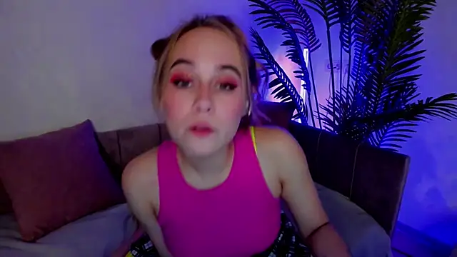 Snapshot of LianaBright chatting on December 2024 05:25:01 PM LianaBright online show from December 2024 05:25:01 PM