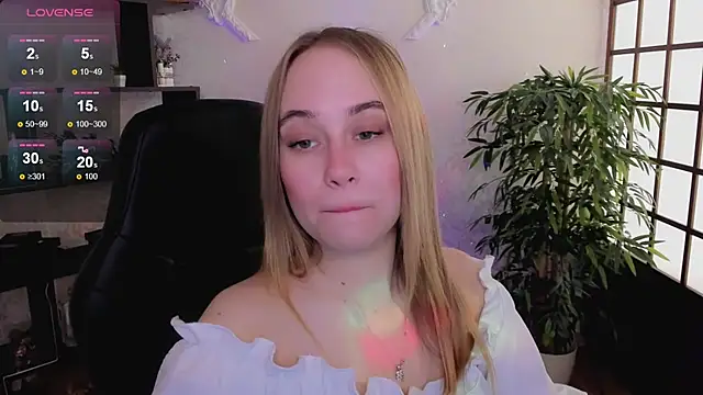 Snapshot of LianaBright chatting on March 2025 02:15:02 AM LianaBright online show from March 2025 02:15:02 AM