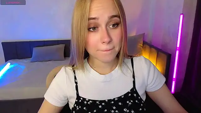 Snapshot of LianaBright chatting on September 2025 02:13:02 AM LianaBright online show from September 2025 02:13:02 AM