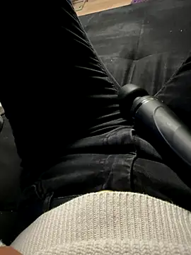 Snapshot of Ana-05 chatting on September 2025 08:20:02 PM Ana-05 online show from September 2025 08:20:02 PM