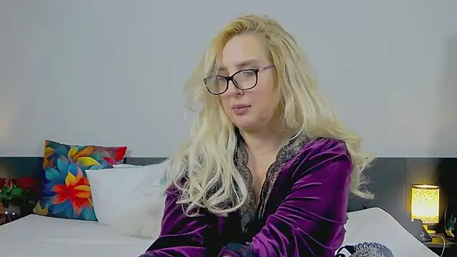 Snapshot of MariaRichi_ chatting on February 2025 04:10:01 PM MariaRichi  online show from February 2025 04:10:01 PM