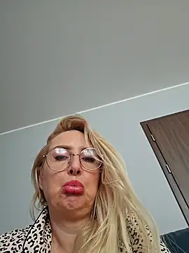 Snapshot of MariaRichi_ chatting on March 2025 10:24:02 AM MariaRichi  online show from March 2025 10:24:02 AM