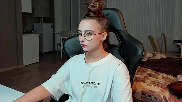 Snapshot of SilverDream chatting on March 2025 08:43:01 PM SilverDream online show from March 2025 08:43:01 PM