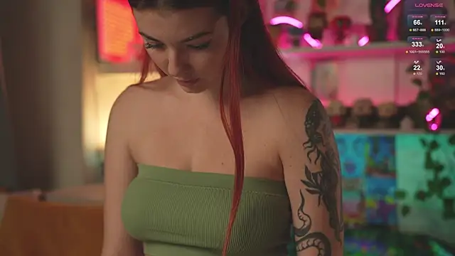 Snapshot of Charmings_054 chatting on February 2025 05:18:01 PM Charmings 054 online show from February 2025 05:18:01 PM