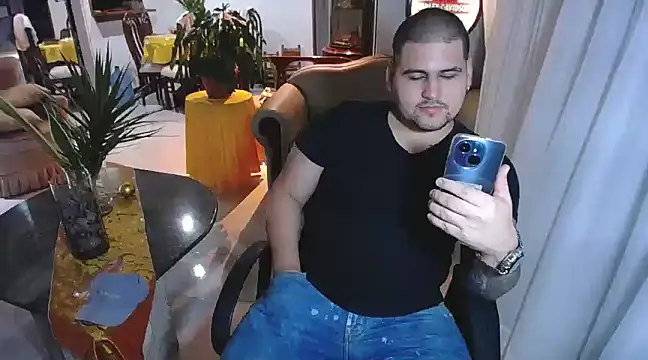 Snapshot of pitbullveryhot chatting on February 2025 06:08:02 AM pitbullveryhot online show from February 2025 06:08:02 AM