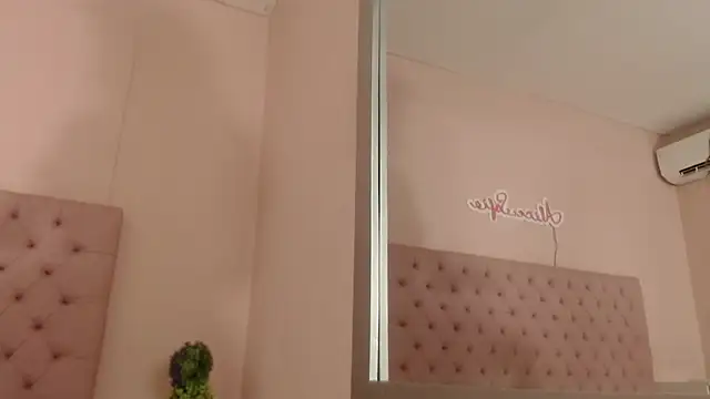 Snapshot of alice_sofia chatting on October 2025 01:33:02 PM alice sofia online show from October 2025 01:33:02 PM