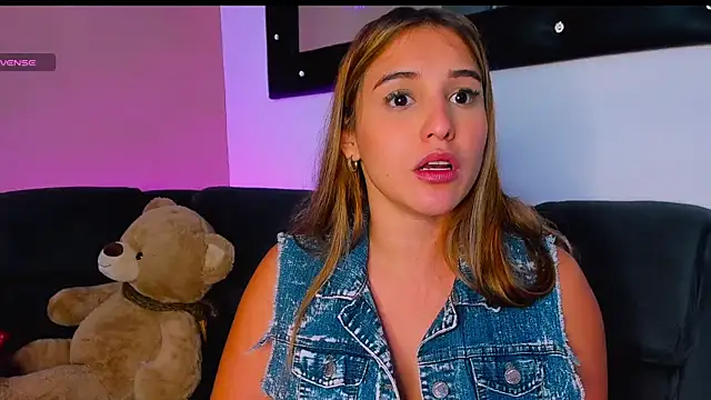 Snapshot of sophijenner chatting on December 2024 07:10:01 AM sophijenner online show from December 2024 07:10:01 AM