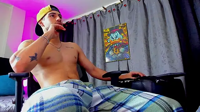 Snapshot of Giomar_Reyes chatting on February 2026 07:37:02 AM Giomar Reyes online show from February 2026 07:37:02 AM