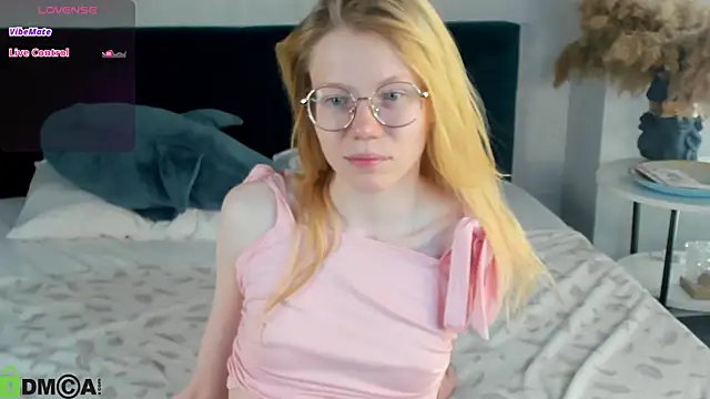 Snapshot of Esme_Runn chatting on May 2026 03:02:02 AM Esme Runn online show from May 2026 03:02:02 AM