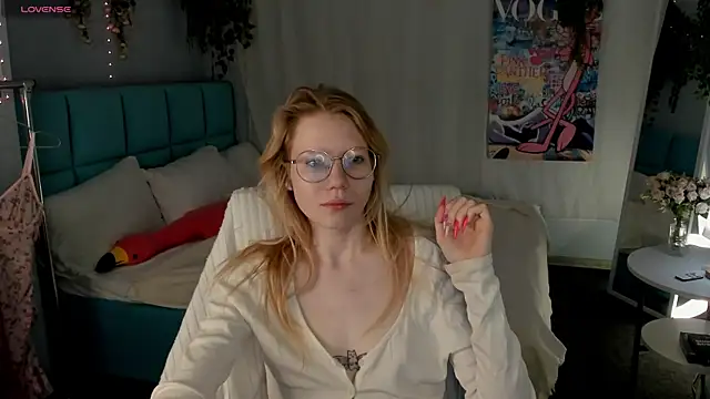 Snapshot of Esme_Runn chatting on July 2026 03:03:01 AM Esme Runn online show from July 2026 03:03:01 AM