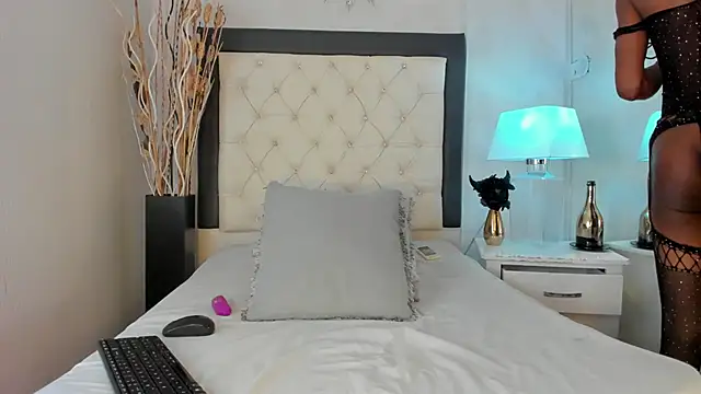 Snapshot of GaleHodge chatting on October 2025 01:03:02 PM GaleHodge online show from October 2025 01:03:02 PM