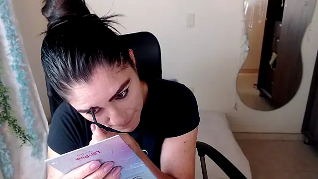 Snapshot of LUCY_LI chatting on December 2024 10:01:02 AM LUCY LI online show from December 2024 10:01:02 AM