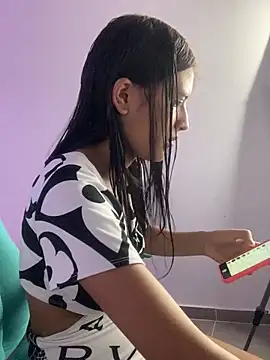 Snapshot of _18_laura chatting on December 2024 08:39:01 PM 18 laura online show from December 2024 08:39:01 PM