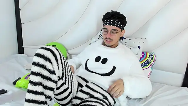 Snapshot of Hugo_Coopers chatting on March 2025 03:57:02 AM Hugo Coopers online show from March 2025 03:57:02 AM