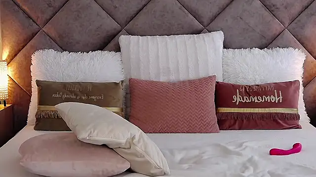 Snapshot of JaquelineM chatting on October 2025 08:07:02 AM JaquelineM online show from October 2025 08:07:02 AM