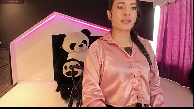 Coral Gibson online show from December 2025 01:27:01 PM