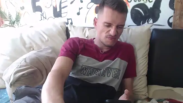 roystonee01 online show from November 2025 07:27:01 PM