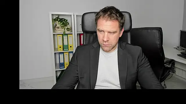 Snapshot of John-E-Dough chatting on December 2024 04:06:02 AM John-E-Dough online show from December 2024 04:06:02 AM