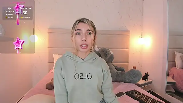 Mollymoon1 online show from December 2025 08:14:01 PM