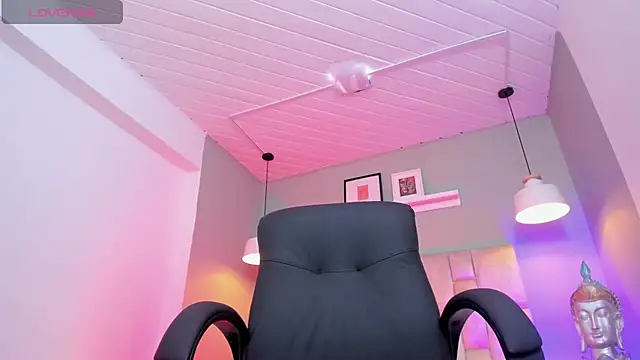 Lucy Williiams online show from February 2026 07:01:02 PM