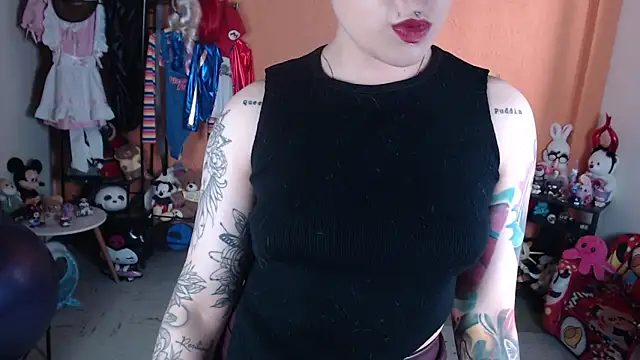 Snapshot of MissMiia2 chatting on June 2026 05:37:01 PM MissMiia2 online show from June 2026 05:37:01 PM
