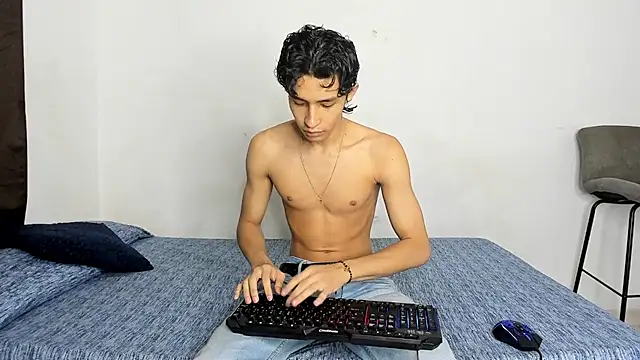 Snapshot of evanscollins chatting on December 2025 10:47:01 PM evanscollins online show from December 2025 10:47:01 PM