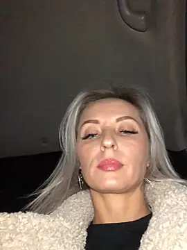 Diamond Bunny  online show from December 2024 03:00:02 PM