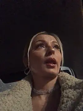 Diamond Bunny  online show from December 2024 03:20:02 PM