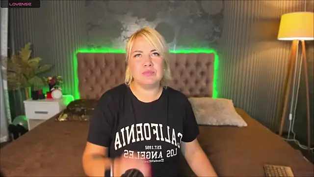 Snapshot of CurlyDreams chatting on September 2025 11:57:01 AM CurlyDreams online show from September 2025 11:57:01 AM