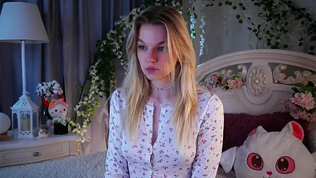 Snapshot of EdlinAlliston chatting on November 2025 02:28:02 PM EdlinAlliston online show from November 2025 02:28:02 PM