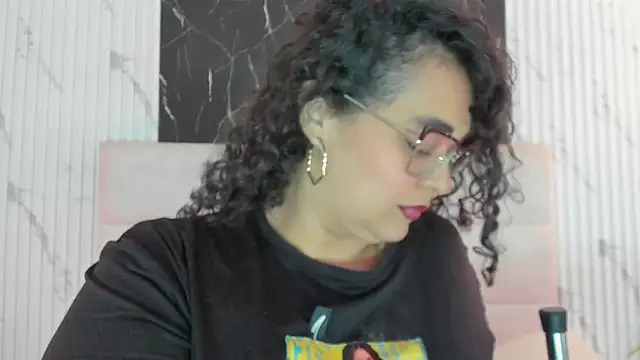 Snapshot of Reginavegaa chatting on April 2026 11:43:01 AM Reginavegaa online show from April 2026 11:43:01 AM