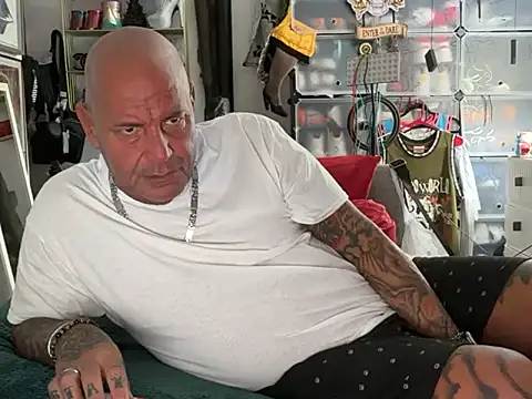 joeytatts66 online show from November 2025 02:32:01 AM