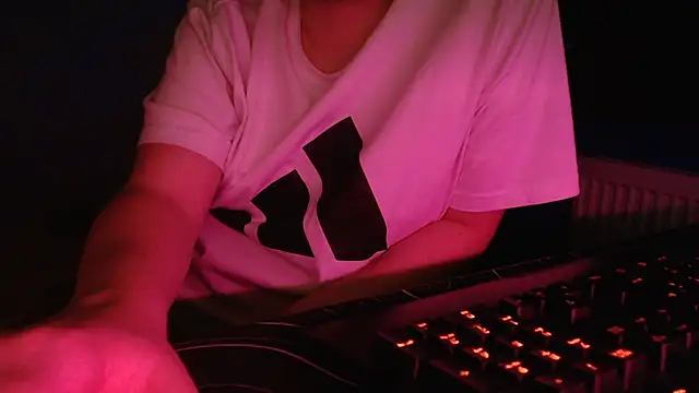 Snapshot of Scotland_100 chatting on November 2025 09:35:02 PM Scotland 100 online show from November 2025 09:35:02 PM