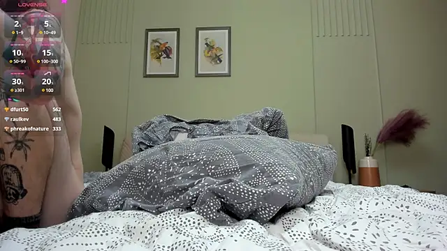 Snapshot of ravenousbiter chatting on December 2024 10:47:01 PM ravenousbiter online show from December 2024 10:47:01 PM